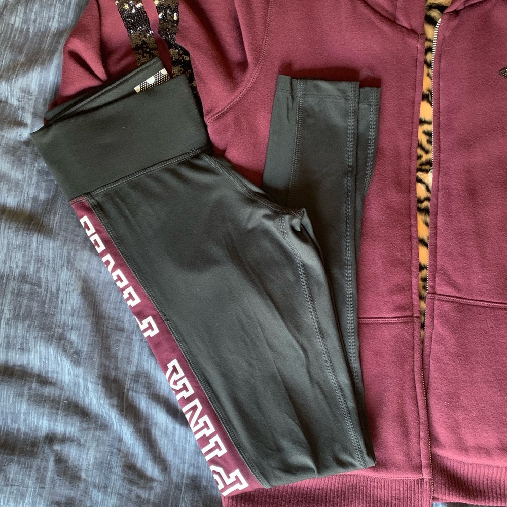 LIKE NEW XS VS PINK maroon/black Ultimate leggings - Picture 2 of 4